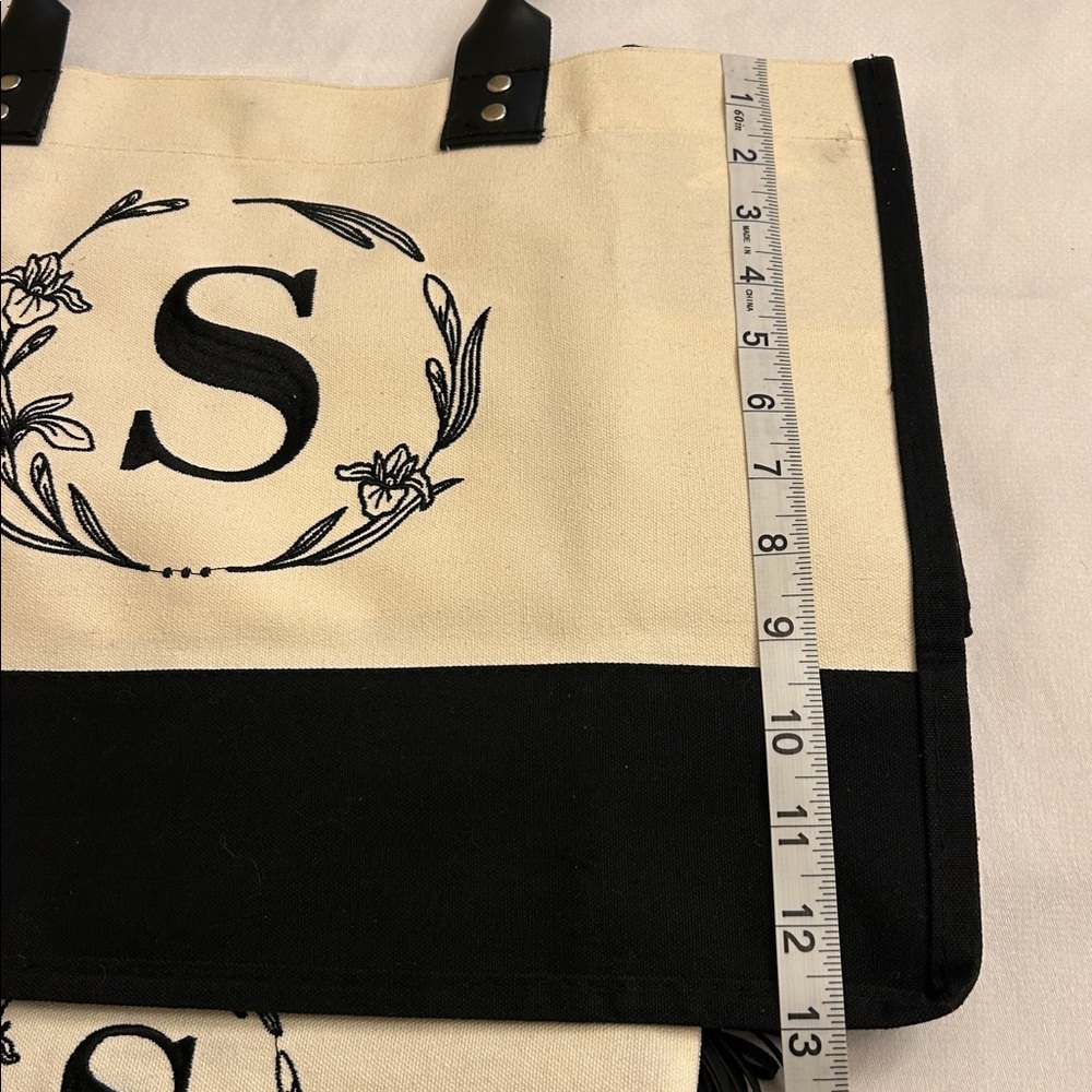 Stylish Monogrammed Tote Bag and Pouch Set
Small stain in front of the bags - Picture 9 of 9